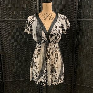 Studio 1940 brand. Black and white color in size small